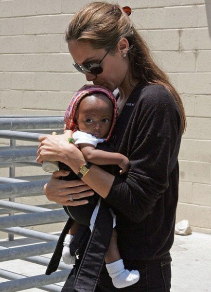 Как Анджелина Джоли удочерила Захару, ее биологическую мать, и чем живет девочка сейчас