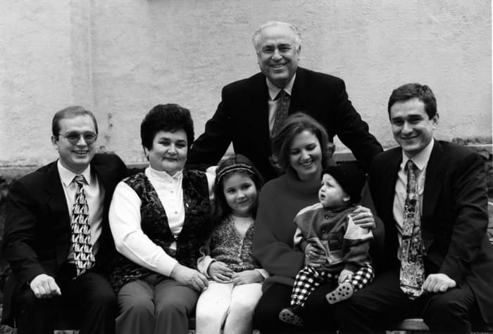 Младшая внучка Виктора Черномырдина очень похожа на своего дедушку. После бала дебютанток за ней охотились ненавистники