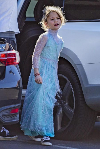 Мальчик смеется в школе: потому что Меган Фокс призывает сына носить платья и быть принцессой
