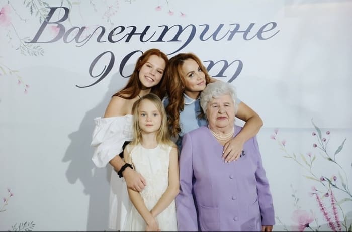 Певица Максим с дочерями и бабушкой на ее 90-летии, начало марта 2023