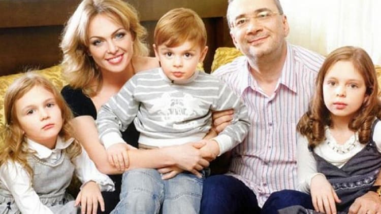 Константин Мелдазе и Яна Сумм с детьми