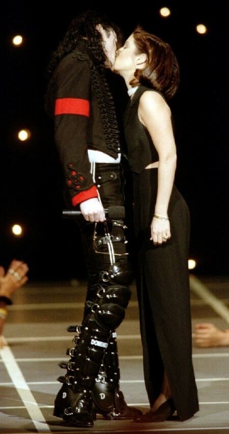 Поцелуй Майкла Джексона и Лизы Марии Пресли