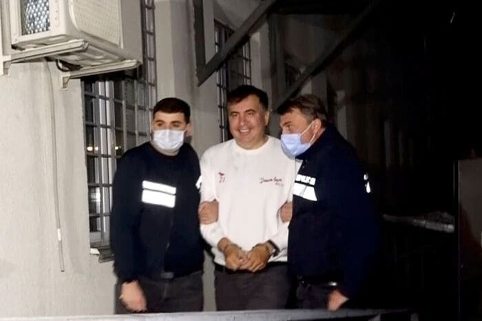 Михаил Саакашвили ведут под арест