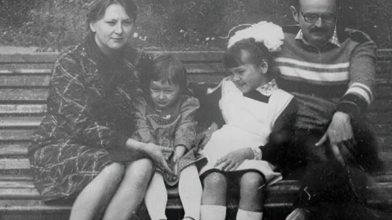 Ольга Медынич в детстве со своей семьей