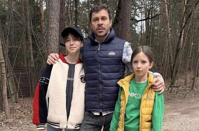Павел Деревянко с детьми