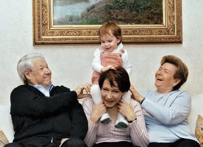 Маша Юмашева в детстве с мамой, бабушкой и дедом